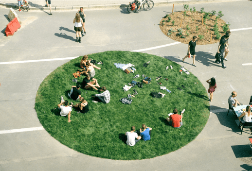 voorbeeld van een groene interventie op een parking ( door 'Onkruid')