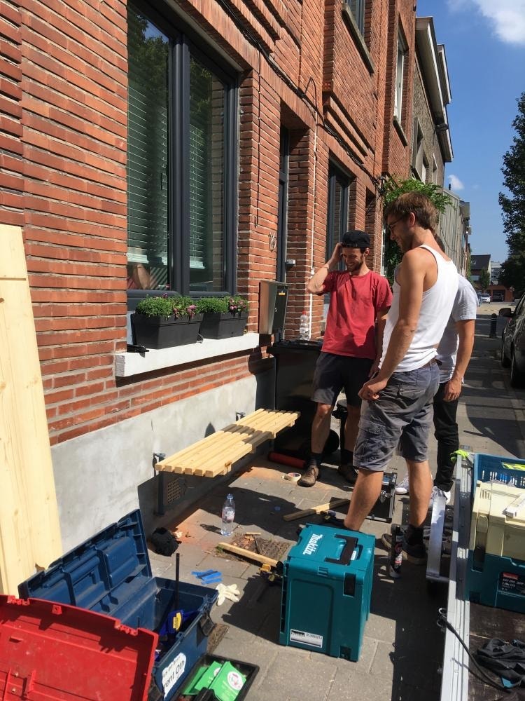 Een gevelbank ziet de buurt wel zitten!