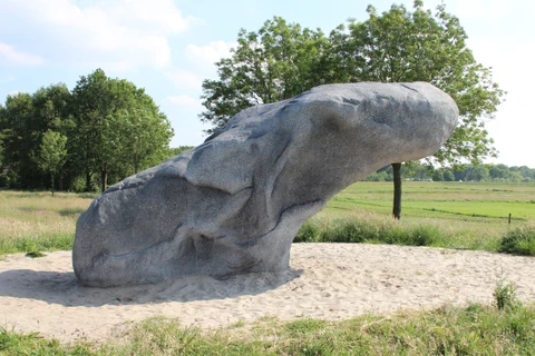 De Baalder boulder in het Vechtpark te Hardenberg, NL.